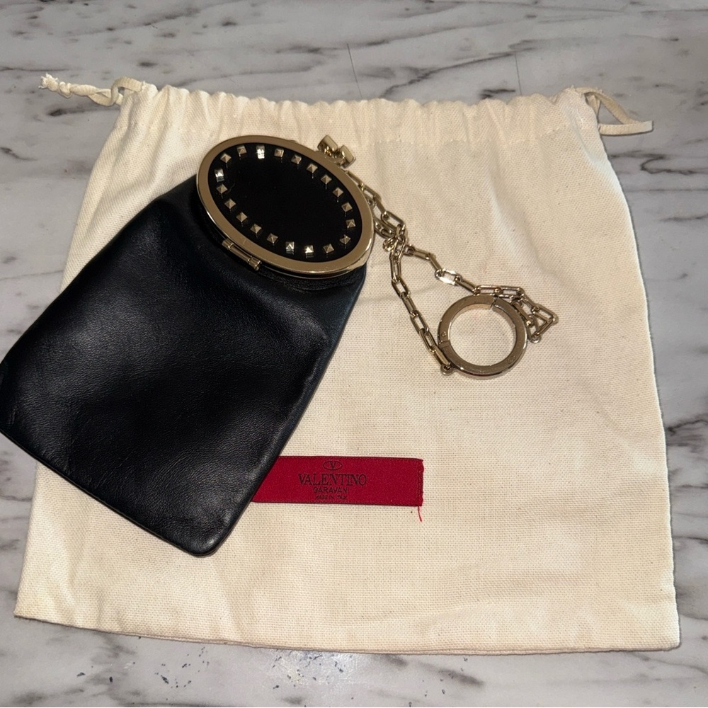 Vintage Garavani Valentino preloved leather key ring great condition. 6x4.5x.25” - Picture 1 of 12